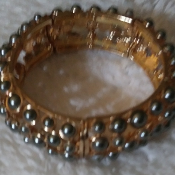 Gold tone stretch bracelet w/ grey pearls - Picture 3 of 3
